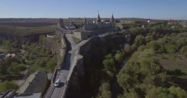 Havadan fotoğraf makinesi Kamianets-Podilsk Kalesi doğru uçar