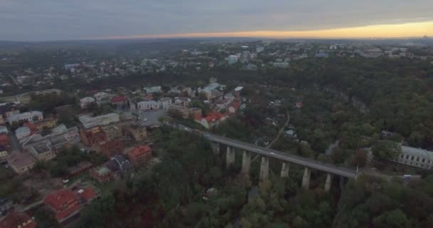 Câmera voa de volta da Ponte em Kamianets-Podilski — Vídeo de Stock