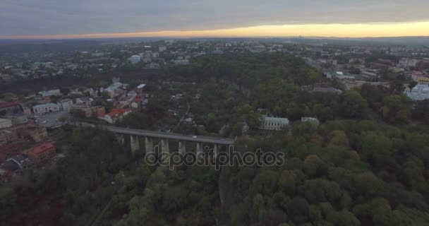 Caméra vole vers le pont à Kamianets-Podilski — Video