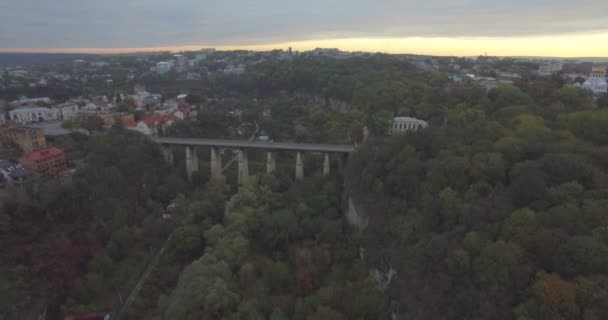 Cámara se eleva sobre el puente en Kamianets-Podilski — Vídeos de Stock