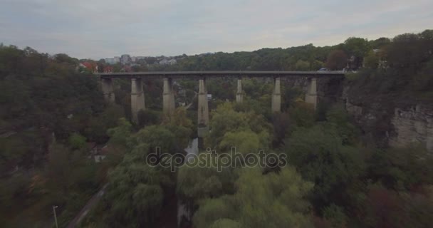 Kamera fliegt tief und rückwärts von der Brücke in Kamianez-Podilski — Stockvideo