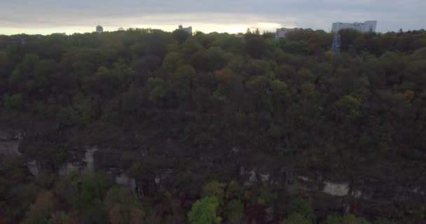 Caméra s'élève au-dessus de la rivière Smotrych à Kamianets-Podilski — Video