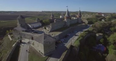 Havadan fotoğraf makinesi Kamianets-Podilsk Kalesi doğru uçar