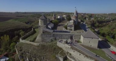 Kamianets-Podilsk castle çevresinde hava kamera sinekler