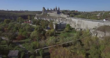 Havadan fotoğraf makinesi Kamianets-Podilsk Kalesi doğru uçar