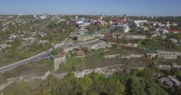 Κάμερα πετάει προς την παλιά πόλη του Kamianets-Podilski — Αρχείο Βίντεο