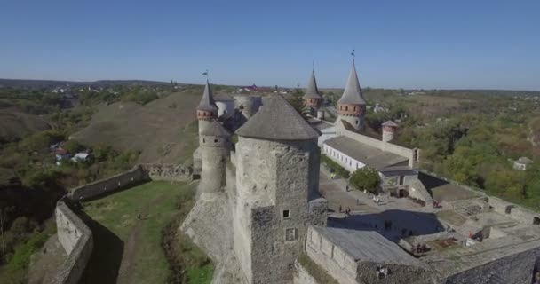 Cámara aérea vuela alrededor del castillo de Kamianets-Podilsk — Vídeos de Stock
