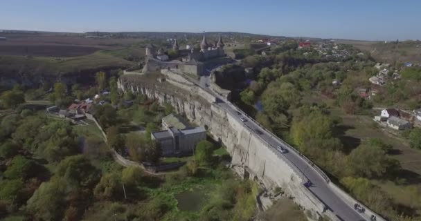 Câmera aérea voa em direção ao castelo de Kamianets-Podilsk — Vídeo de Stock