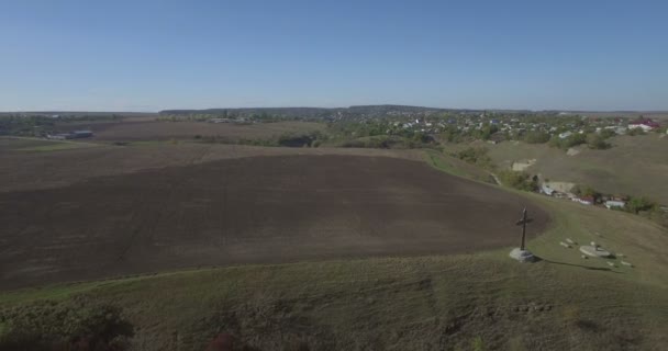 Luftbildkamera fliegt schnell von Denkmal kamianez-podilski zurück — Stockvideo