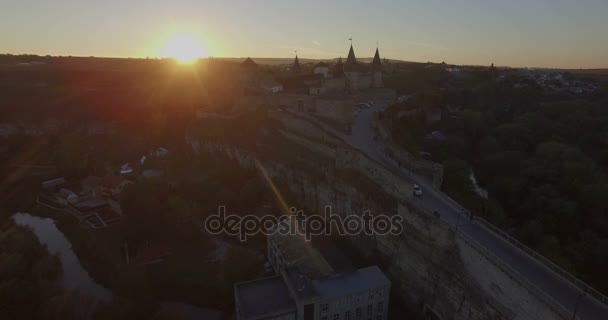 日没 Podilsk カミャネチ城に向けて飛んできてカメラ — ストック動画