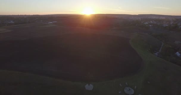 Câmera aérea voa rápido de volta de um monumento Kamianets-Podilski — Vídeo de Stock