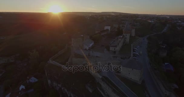 Macchina fotografica vola lateralmente passato Kamianets-Podilsk castello — Video Stock