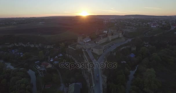 Macchina fotografica vola verso un tramonto Kamianets-Podilsk castello — Video Stock
