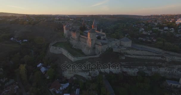 Flygande kameran flyger runt Kamianets-Podilsk castle — Stockvideo