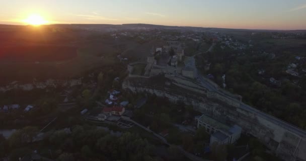 Câmera aérea voa em torno do castelo de Kamianets-Podilsk — Vídeo de Stock