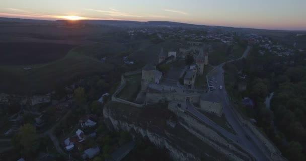 Fotocamera aerea vola intorno al castello Kamianets-Podilsk — Video Stock