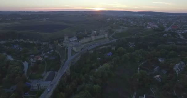 Φωτογραφική μηχανή αργά πετά προς ένα ηλιοβασίλεμα κάστρο Kamianets-Podilsk — Αρχείο Βίντεο