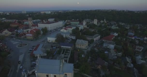 Κάμερα κατεβαίνει πάνω από Kamianets-Podilski το σούρουπο — Αρχείο Βίντεο