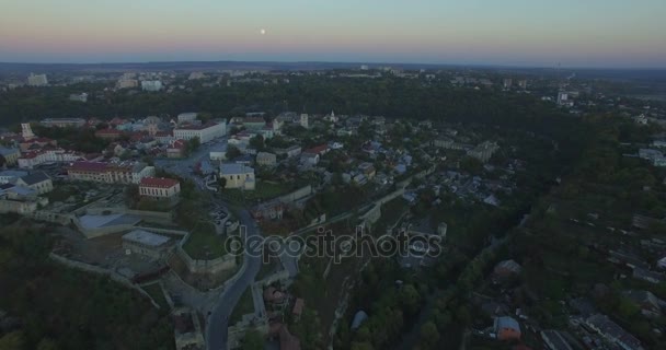 Câmera voa em direção a Kamianets-Podilski ao entardecer — Vídeo de Stock