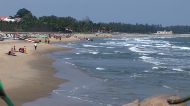 La gente del posto a piedi lungo la spiaggia di Mahabalipuram — Video Stock