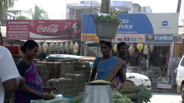 Mujer india con cubo de fruta en la cabeza — Vídeo de stock