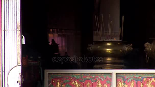 Incense burning at Kuan Im Teng in Penang — Stock Video