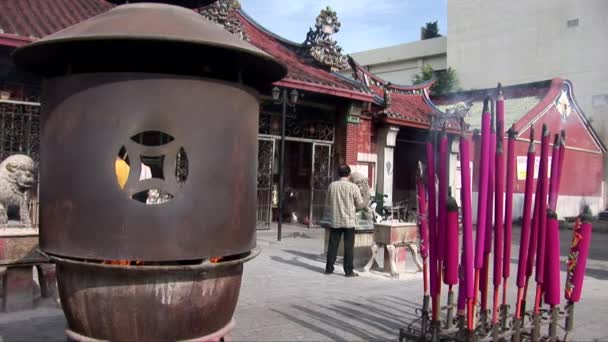 Incense burning at Kuan Im Teng in Penang — Stock Video