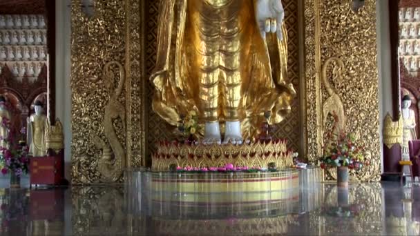Inclina una estatua gigante en el Dhammikarama — Vídeos de Stock