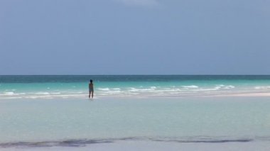 Lucayan Beach/Grand Bahama: Deniz sahilinde kadın