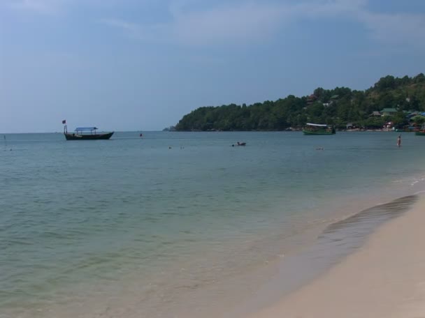 SIHANOUKVILLE / CAMBODIA - FEVEREIRO 2010 Praia da Serendipidade — Vídeo de Stock