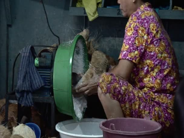 Mujer extrayendo coco en el mercado de Sihanoukville . — Vídeos de Stock