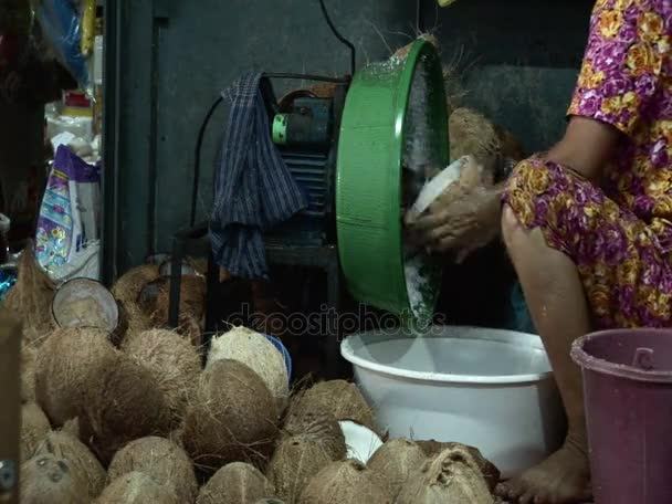 Woman extracting coconut in Sihanoukville Market. — Stock Video
