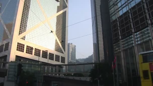 Pan up o clădire modernă în Districtul Financiar — Videoclip de stoc