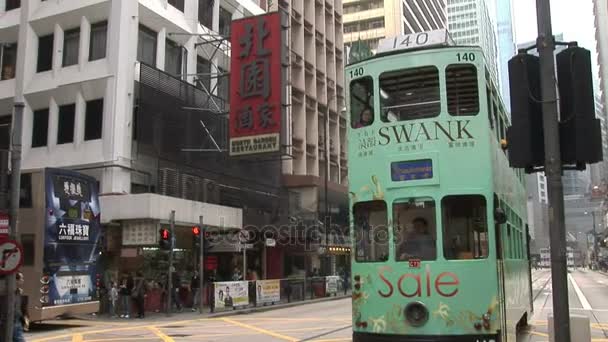 ГОНКОНГ / ЦИНА ФЕВРАЛЬ 2010, Традиционный Гонконгский трамвай проходит мимо камеры — стоковое видео