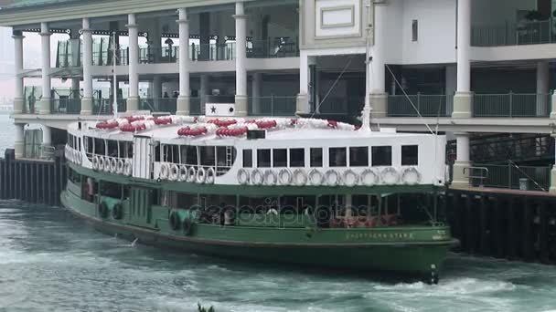 Star Ferry i Hong Kong hamn i gryningen — Stockvideo