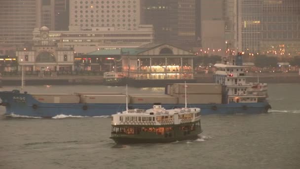 El Star Ferry en el puerto de Hong Kong al amanecer — Vídeo de stock