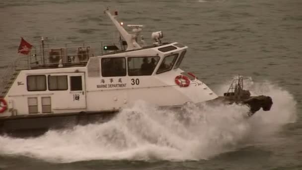 Pattuglia Barca eccesso di velocità attraverso Hong Kong Harbor — Video Stock