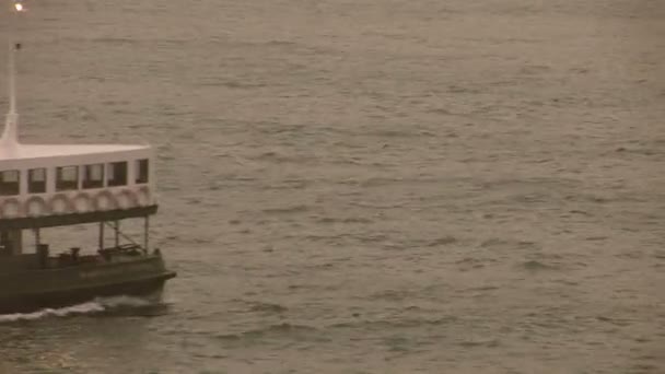 El Star Ferry en el puerto de Hong Kong al amanecer — Vídeo de stock