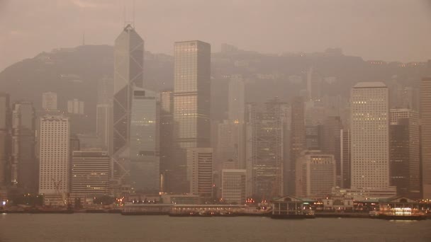 Amanecer en el puerto de Hong Kong mirando desde Kowloon — Vídeo de stock