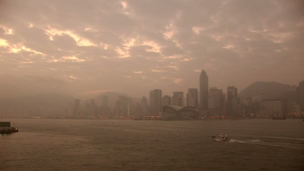 Dawn in de haven van Hongkong op zoek van Kowloon — Stockvideo