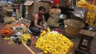 Goa, Hindistan Garland piyasada çiçek yapma adam