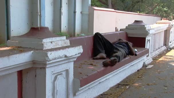 Indický bezdomovec spí na lavičce v Goa, Indie — Stock video