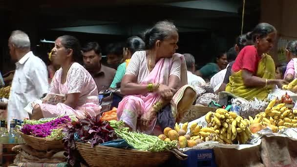 Mujeres vendiendo frutas y verduras en el mercado en Goa, India — Vídeos de Stock