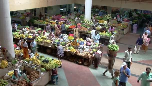 Люди на місцевому ринку овочів та фруктів в Гоа, Індія — стокове відео