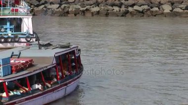 Renkli ahşap yelkenli Mumbai feribot.