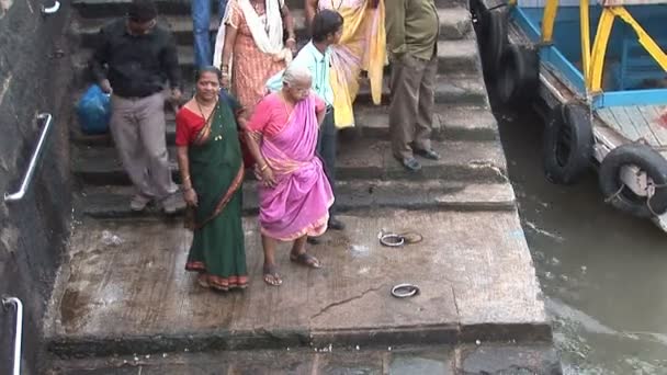 Индийские пассажиры ожидают на борту парома в Мумбаи — стоковое видео