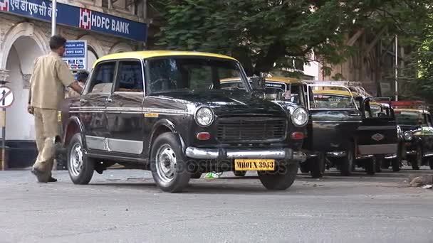 印度出租车司机清洗他的驾驶室 — 图库视频影像