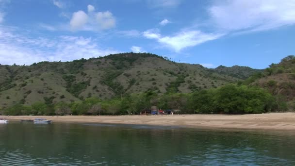 Praia deserta na ilha indonésia de Komodo — Vídeo de Stock