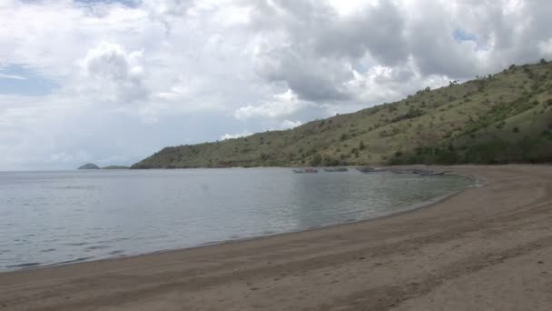 Praia deserta na ilha indonésia de Komodo — Vídeo de Stock