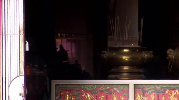 Räucherstäbchen brennen bei kuan im teng in penang — Stockvideo